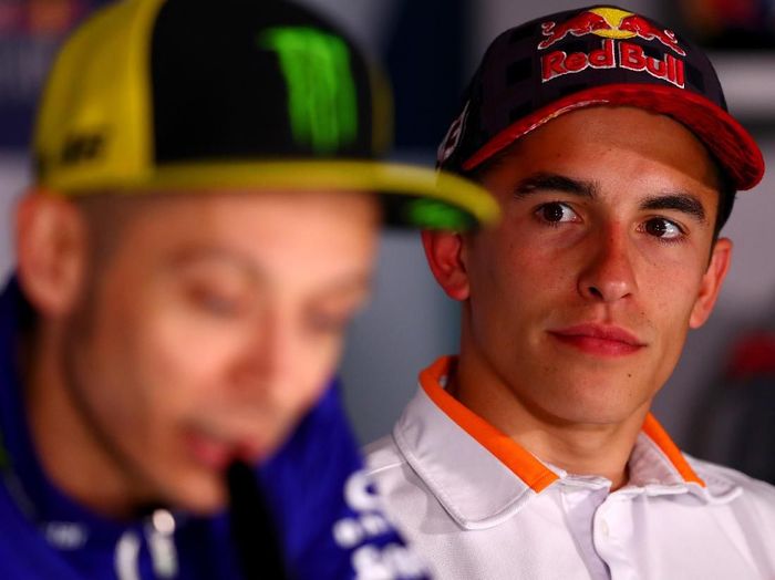 Marc Marquez bersama Valentino Rossi. (Foto: Dan Istitene/Getty Images)