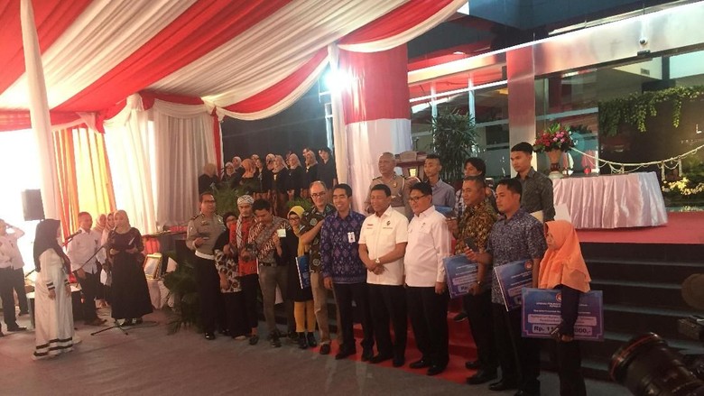 Wiranto Beri Dana Kompensasi bagi Korban Bom Thamrin-Kampung Melayu Wiranto Beri Dana Kompensasi bagi Korban Bom Thamrin-Kampung Melayu