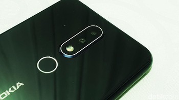 Terdapat kamera belakang 16 MP dan 5 MP. Selain itu ada sensor sidik jari. (Foto: detikINET/Adi Fida Rahman)