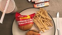 Sekali makan burger, John langsung memesan dua burger. Lengkap kentang goreng, dan minuman bersoda. Tidak ketinggalan aneka permen karet untuk stoknya. Foto: Instagram @johnmayer