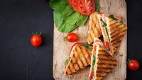 Sarapan dengan sandwich, lengkap dengan telur, dan irisan daging memang mengenyangkan. Menu sarapan ini menggambarkan bahwa Anda punyai kepribadian yang tidak perduli dengan pandangan orang lain. Foto: iStock