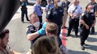 Pesawat tersebut mendarat di Bandara Internasional JFK, New York pada Rabu (5/9/2018) pagi waktu setempat sekitar pukul 09.00. Sang pilot langsung melaporkan tentang adanya 100 orang yang mengeluhkan sakit di pesawat sehingga tenaga medis langsung mendekati pesawat yang telah mendarat.