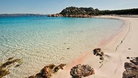 Dengan garis pantai sepanjang 1.840 km, Sardinia diberkahi pantai-pantai eksotis. Wajar saja banyak wisatawan termasuk selebriti berlibur di sana (Visit Sardinia/Facebook)