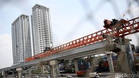 Proses pengerjaan pembangunan tol Jakarta-Cikampel Elevated terus dikebut.