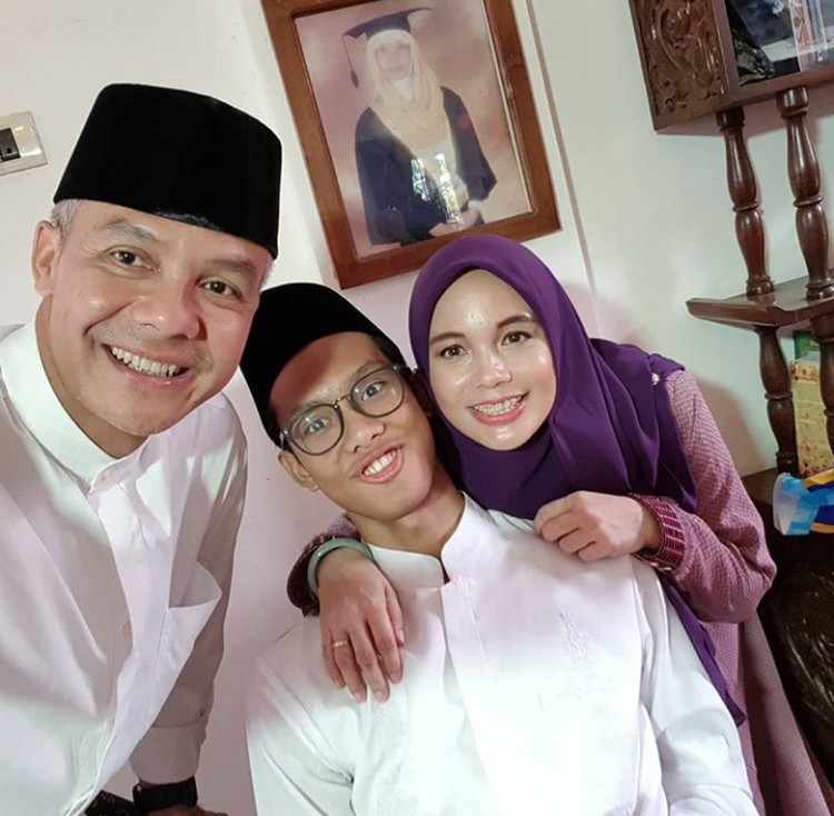 Potret Harmonis Keluarga Kecil Gubernur Jateng Ganjar Pranowo Potret Harmonis Keluarga Kecil Gubernur Jateng Ganjar Pranowo