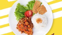 Ayam geprek di kedai ini disajikan dengan sambal yang dicampur kacang mete. Level kepedasan sambal di kedai Geprak Geprek yang ada 6 pilihan. Ada juga menu geprek sambal matah yang bikin keringetan.