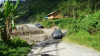 Sisi lain selanjutnya tentang mobil angkutan 4x4 Manokwari-Pegaf adalah tidak adanya kondektur warga lokal. Hal itu dikarenakan jika ada apa-apa kalau kerja sama orang lokal bisa-bisa didenda, walau hanya luka gores (Masaul/detikTravel)