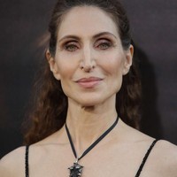 Penampilan Bonnie disebut sangat cocok jadi Valak karena fitur wajah yang misterius. Hidungnya yang sangat mancung dan panjang semakin memperkuat karakternya berperan jadi iblis. Foto: Instagram ( @bonnieaarons1)