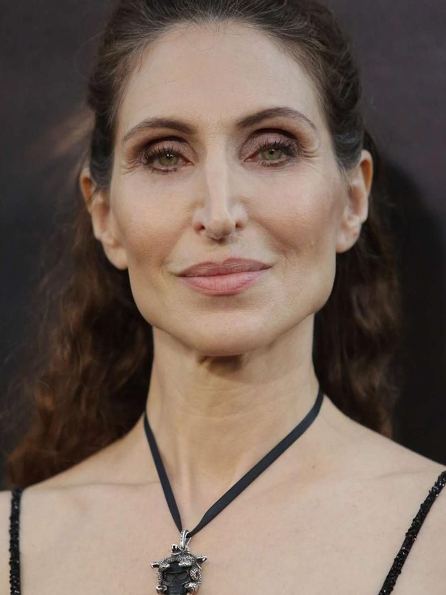 Penampilan Bonnie disebut sangat cocok jadi Valak karena fitur wajah yang misterius. Hidungnya yang sangat mancung dan panjang semakin memperkuat karakternya berperan jadi iblis. Foto: Instagram ( @bonnieaarons1)