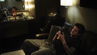Ditengah-tengah jadwal manggungnya, John bersantai dengan buah-buahan dan aneka minuman di meja sebelahnya. Foto: Instagram @johnmayer