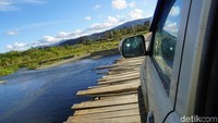 Ada beberapa sungai yang berbahaya jika musim hujan datang karena belum ada jembatan. Adalah Jingga, Wariori dan Gemong adalah sungai yang ganas karena belum ada jembatannya. Jembatan kayu amat sering dijumpai di jalur Manokwari-Pegaf (Masaul/detikTravel)