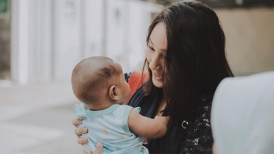 Manisnya Senyum Tatjana Saphira Saat Pose Bareng Anak-anak