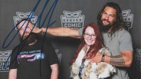 Apalagi sifat jahilnya seperti saat berfoto bersama fans di mana ia tampak menjauhkan suami fansnya itu dan memberikan tanda tangan di wajah sang suami. Dok. Instagram/prideofgypsies