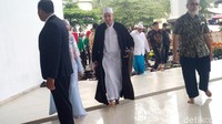 Usai menyapa rekannya, Habib Usman pun langsung mengejar istrinya yakni Kartika Putri.