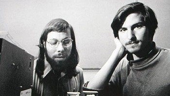 Steve Wozniak dan Steve Jobs, bermula dari sahabat dan akhirnya mendirikan Apple pada 1 April 1976. Foto: istimewa
