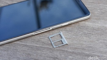 Ponsel ini mendukung dual SIM Card hybrid. Foto: Adi Fida Rahman/detikINET