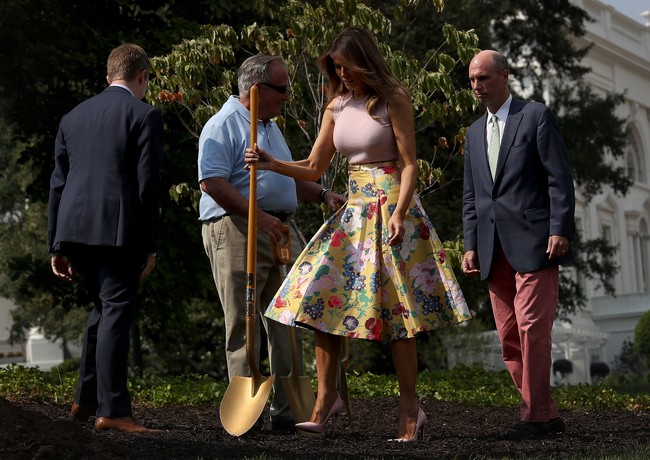 Melania Trump mengenakan gaun A-line cantik dari Valentino untuk menanam pohon. Harganya pun tak murah, yaitu US$ 4.000 atau Rp 60 juta. Foto: Dok. Getty Images