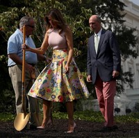 Melania Trump mengenakan gaun A-line cantik dari Valentino untuk menanam pohon. Harganya pun tak murah, yaitu US$ 4.000 atau Rp 60 juta. Foto: Dok. Getty Images