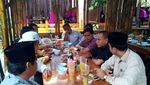 Intip Gaya Edy Rahmayadi Saat Belanja Kerupuk dan Cicip Bubur Pedas