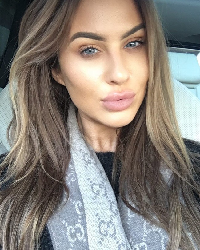 Tren bibir tebal ala Kylie Jenner kini semakin tenggelam. Setelah Kylie memutuskan untuk menghapus filler bibirnya, bibir tebal tak lagi diminati. Selebgram asal Inggris, Jade Katy juga ikuti jejak Kylie Jenner untuk menghilangkan fillernya.  Foto: Instagram (@jadekaty)