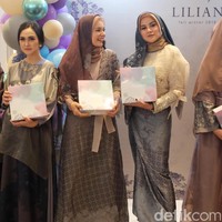 Desainer Ria Miranda menghelat private trunk show koleksi Fall/Winter di Eastern Opulance hari Kamis (06/09/2018). Koleksinya kali ini berkolaborasi dengan Sarah Sofyan dari Rumah Ayu. Foto: Silmia Putri/Wolipop