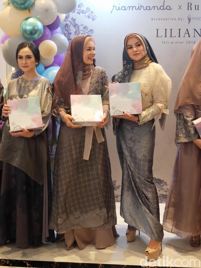 Desainer Ria Miranda menghelat private trunk show koleksi Fall/Winter di Eastern Opulance hari Kamis (06/09/2018). Koleksinya kali ini berkolaborasi dengan Sarah Sofyan dari Rumah Ayu. Foto: Silmia Putri/Wolipop