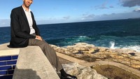 Gaya Sultan saat berpose denga nsenyuman tipis di tepi pantai. (sultankosen47/Instagram)