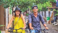 Mesranya Kimberly Ryder dengan Edward Akbar ketika bersepeda bersama. (Instagram/kimbrlyryder)
