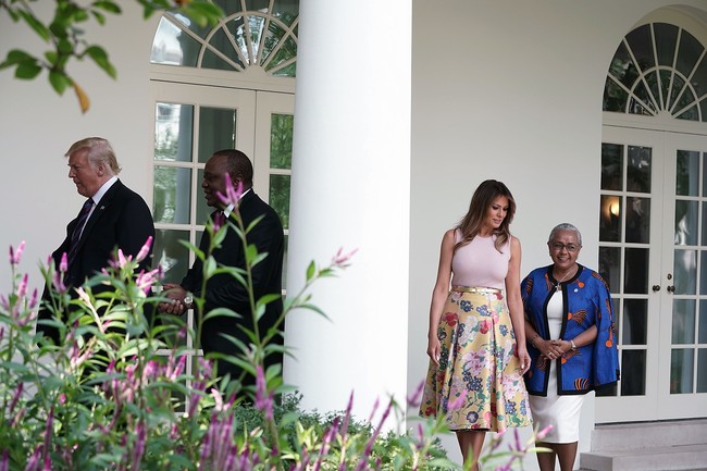 Ini pun bukan kali pertama Melania pakai barang mewah untuk berkebun. Sebelumnya, dia pernah tampil dengan kemeja Balmain US$ 1.380 atau sekitar Rp 20 juta untuk menanam sayuran. Foto: Dok. Getty Images