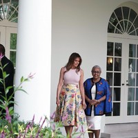 Ini pun bukan kali pertama Melania pakai barang mewah untuk berkebun. Sebelumnya, dia pernah tampil dengan kemeja Balmain US$ 1.380 atau sekitar Rp 20 juta untuk menanam sayuran. Foto: Dok. Getty Images