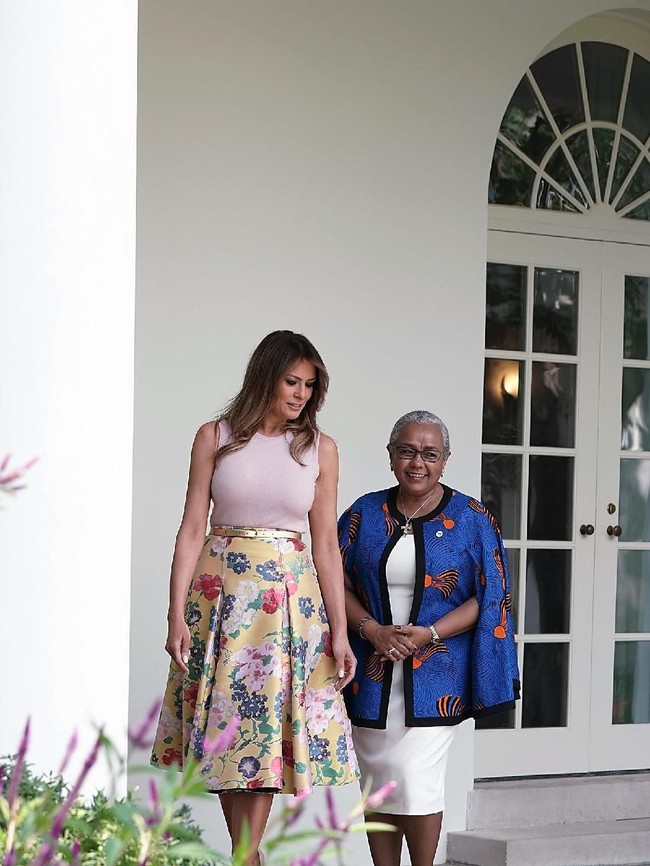 Kabar tersebut makin santer terdengar ketika Melania memakai tanktop pink ketat dan rok floral saat menyambut Presiden Kenya. Jadi berapa banyak orang yang berpikir bahwa penyakit Melania ternyata adalah operasi payudara? tulis seorang netizen. (Foto: Dok. Getty Images)