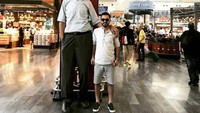 Tidak hanya bepergian sendiri, Sultan selalu didampingi oleh managernya. (sultankosen47/Instagram)