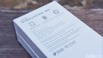 Bagian belakang kotak penjualannya terdapat informasi spesifikasi. Foto: Adi Fida Rahman/detikINET