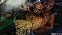 Perajin sedang membuat tempe di kawasan Sunter, Jakarta Utara, Jumat (7/9/2018).
