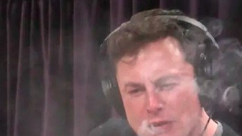 Tindakan nyeleneh lainnya adalah mengisap ganja saat jadi bintang tamu dalam sebuah acara di YouTube. Foto: istimewa