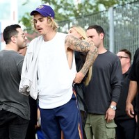Sementara penampilan Justin Bieber terlihat lebih cuek. Penyanyi 24 tahun ini mengenakan kaos oversized, track pants, topi baseball dan sweater. Foto: Getty Images