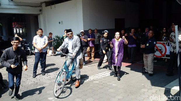 Jabat Gubernur Jabar, Ridwan Kamil Tetap Gowes Hadiri Acara