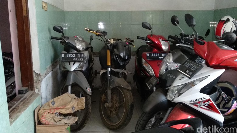 Dua Motor di Pojok yang Tidak Diambil Pemiliknya dari Penitipan Motor. Foto: Luthfi Anshori Dua Motor di Pojok yang Tidak Diambil Pemiliknya dari Penitipan Motor. Foto: Luthfi Anshori