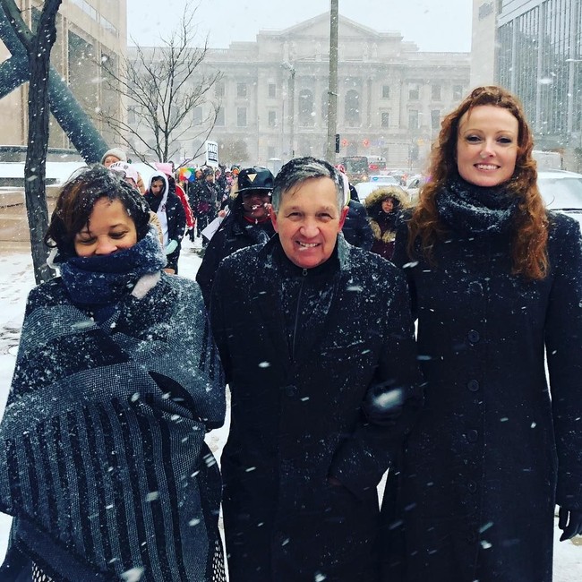 Wanita dengan nama asli Elizabeth Harper itu terbang ke India ketika berusia 14 tahun untuk menjadi relawan di yayasan Bunda Teresa. Elizabeth pun aktif dalam gerakan edukasi HIV. Foto: Instagram (@elizabeth.kucinich)