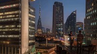 Luna Sky Bar berlokasi di Four Season Hotel Dubai International Financial Centre. Kawasan bisnis, Burj Khalifa dan Downtown Dubai terlihat dari sini (Luna Sky Bar)