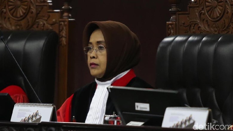 Hakim MK Tegur Saksi PKS: Beri Kesaksian, Jangan Cuma Baca Permohonan Hakim MK Tegur Saksi PKS: Beri Kesaksian, Jangan Cuma Baca Permohonan