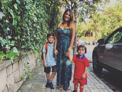 Ibu dari Thiago dan Mateo alias istri Messi, Antonella Rocuzzo, pun turut mengantar dua buah hati ke sekolah. (Foto: Instagram @antoroccuzzo88)