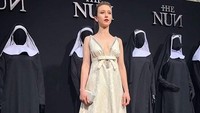 Taissa Farmiga mencuri perhatian lewat perannya sebagai biarawati bernama Irene dalam film The Nun. Foto: Instagram/taissafarmiga