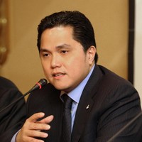 Erick saat mengandalkan kemeja biru yang dipadu dengan jas hitam dan dasi berwarna senada saat berkunjung ke Milan beberapa waktu lalu. (Foto: Getty Images)