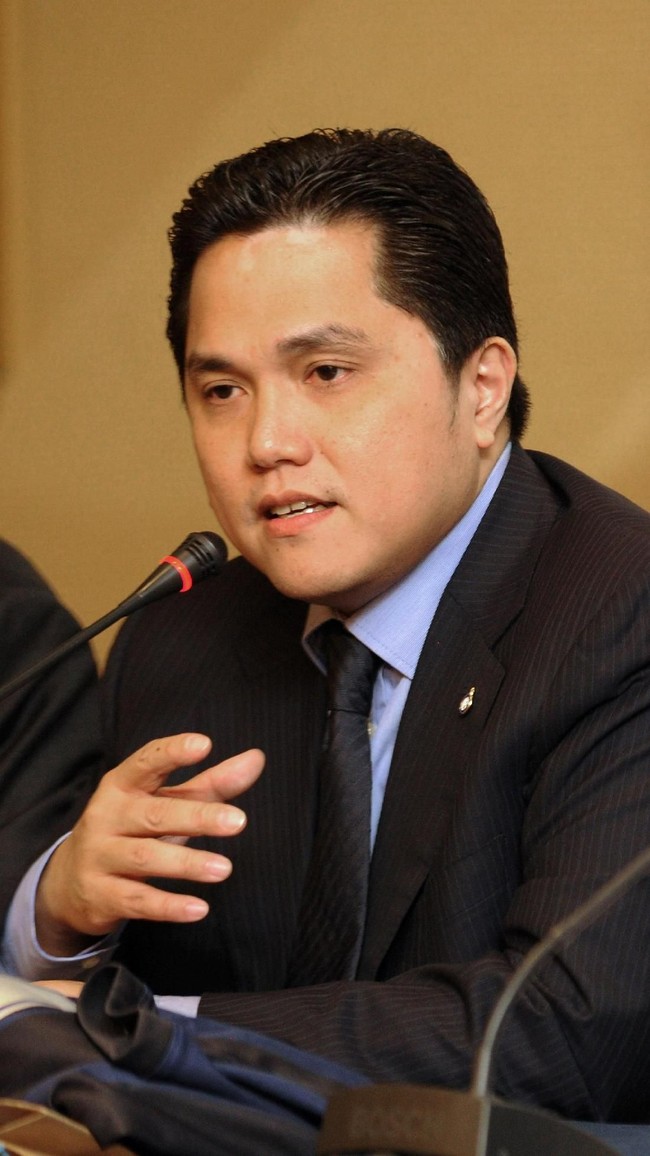 Erick saat mengandalkan kemeja biru yang dipadu dengan jas hitam dan dasi berwarna senada saat berkunjung ke Milan beberapa waktu lalu. (Foto: Getty Images)