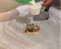 Bukan Dicampur Buah, Es Krim Gulung Ini Dicampur Taco Utuh