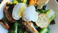 Caesar salad punya rasa segar yang cocok dipadukan dengan irisan roti, krim, dan potongan dada ayam panggang milik @deewaimar. Foto: Instagram