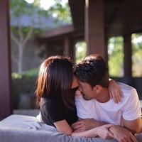 Kiss! Kecupan mesra Dita Soedarjo untuk Denny Sumargo bikin netizen meleleh melihatnya. Foto: Instagram/@ditasoedarjo