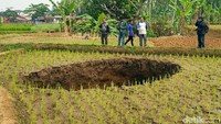 Lubang itu memiliki diameter sekitar 6 meter dengan kedalaman sekitar 6 meter.