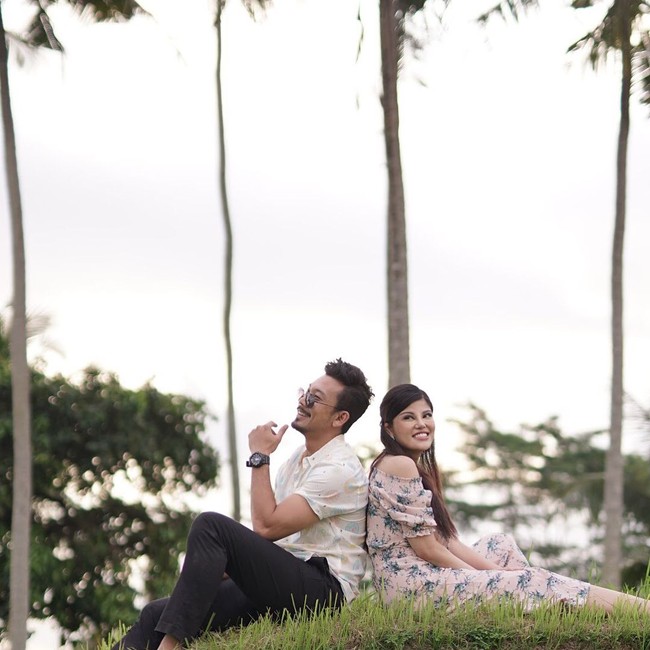 Pasangan beda usia 11 tahun ini akhirnya menjalin asmara 10 bulan lalu. Tak perlu waktu lama berpacaran untuk meyakinkan Denny Sumargo menikahi kekasihnya itu. Foto: Instagram/@ditasoedarjo